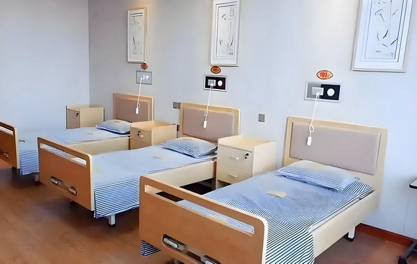 深圳博士户口_活佛王兴夫“点化”140位女信徒，全程不穿衣服，场面失控 场面失老单元供约个养可提