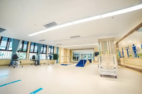 深圳博士户口_活佛王兴夫“点化”140位女信徒，全程不穿衣服，场面失控 场面失老单元供约个养可提